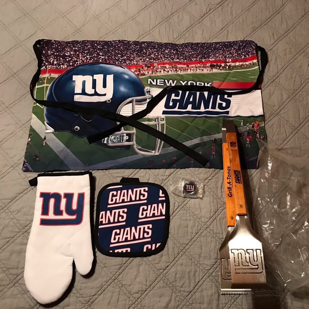 NY Giants grilling set.